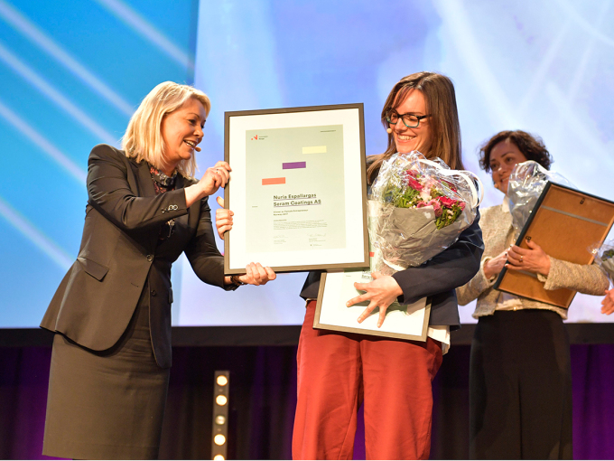 Næringsminister Monica Mæland og kulturminister Linda Hofstad Helleland delte ut prisen til Nuria Espallargas. Foto: Ole Martin Wold / NTB scanpix